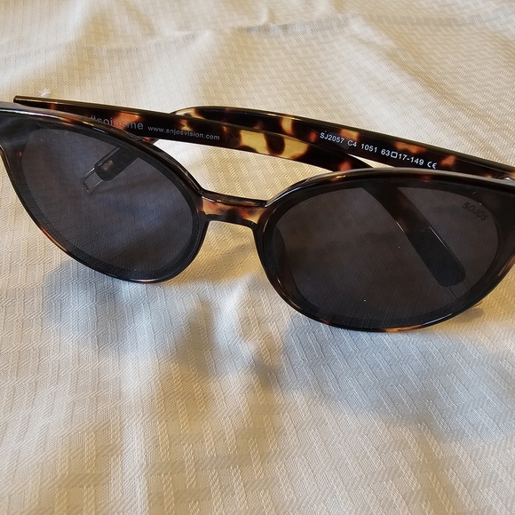 SOJOS Women\'s Tortoiseshell Sunglasses with Black Lenses main image 7
